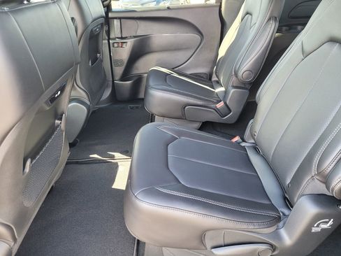 New 2026 Chrysler Pacifica Select image 8