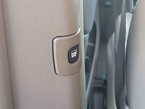 Used 2013 Chrysler Town & Country Limited w/ Luxury Group image 12