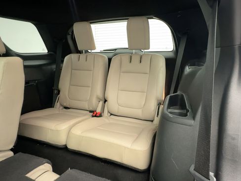 Used 2018 Ford Explorer XLT w/ Equipment Group 202A image 32