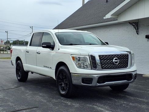 Used 2018 Nissan Titan SV image 3