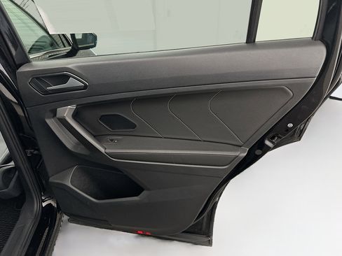 Used 2022 Volkswagen Tiguan SE image 32