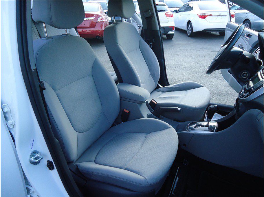 Used 2013 Hyundai Accent SE FWD image 15