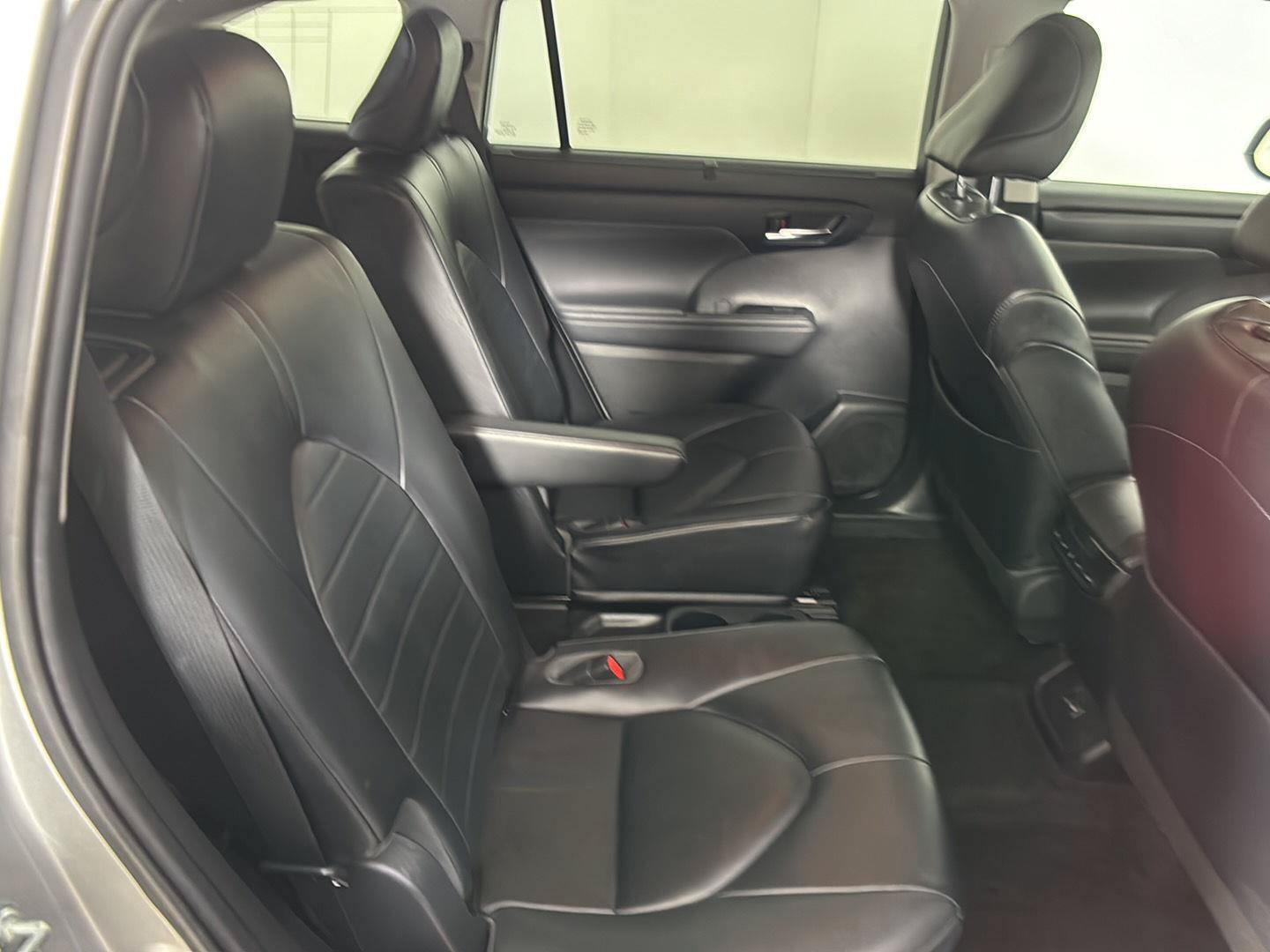 Used 2023 Toyota Highlander XLE AWD/4WD image 19