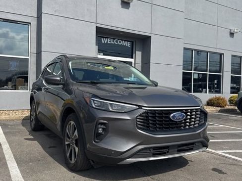 Used 2024 Ford Escape Platinum w/ Premium Technology Package image 2