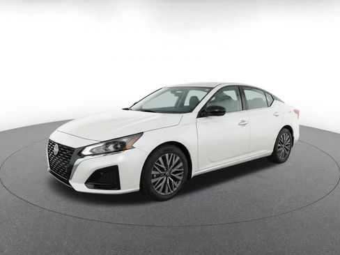 Used 2025 Nissan Altima 2.5 SV FWD image 3