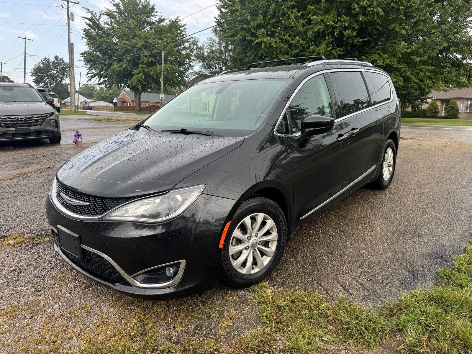 Used 2018 Chrysler Pacifica Touring-L FWD image 2