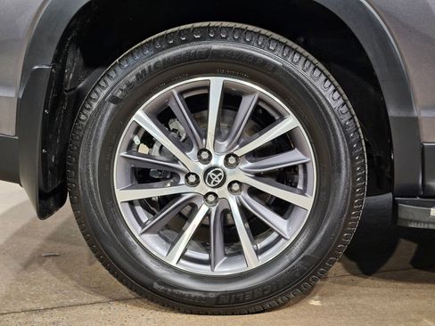 Used 2019 Toyota Highlander XLE FWD image 17