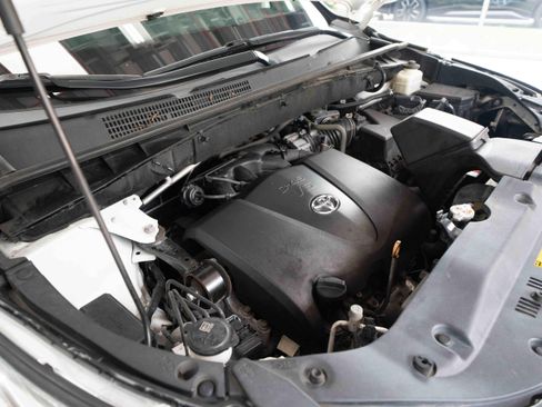 Used 2019 Toyota Highlander XLE AWD/4WD image 33