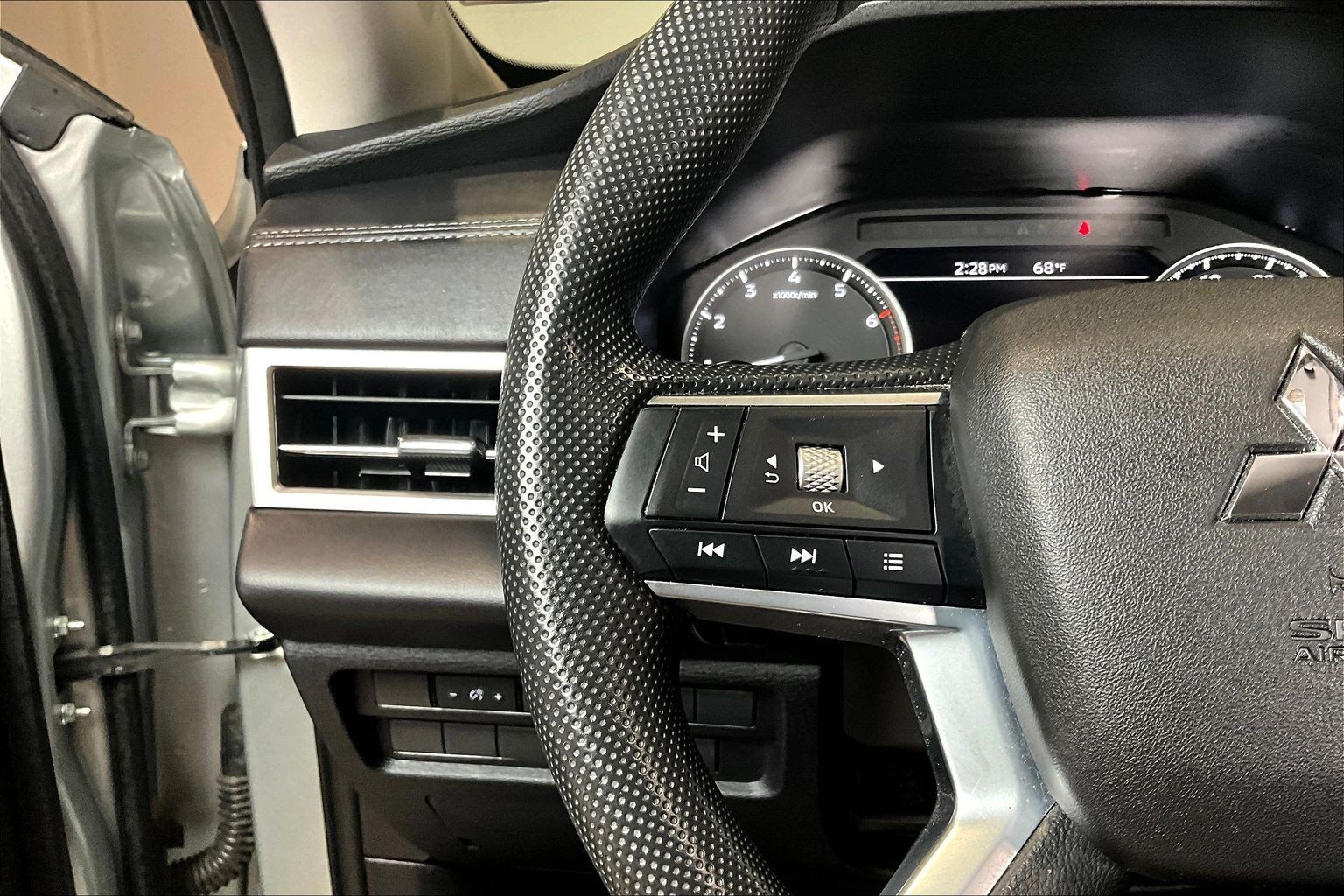 Used 2025 Mitsubishi Outlander ES AWD/4WD image 11