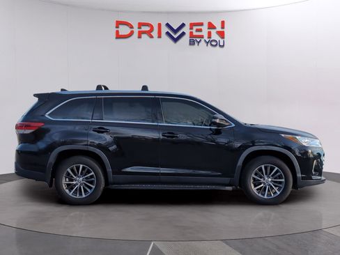 Used 2019 Toyota Highlander XLE image 6