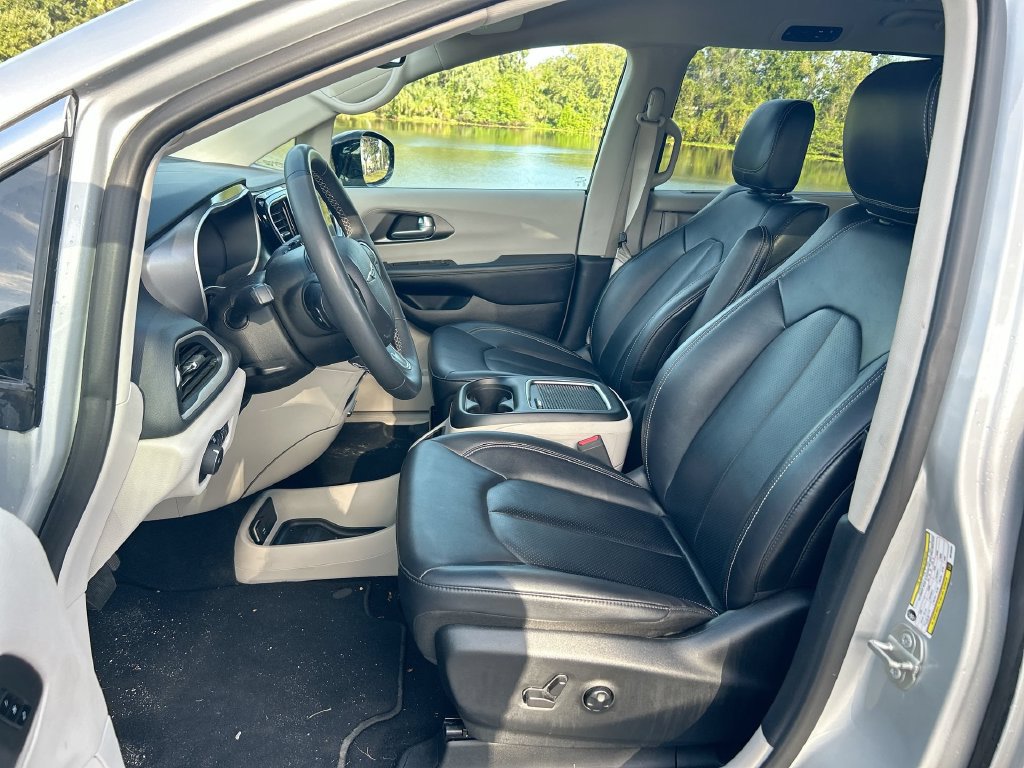 Used 2024 Chrysler Pacifica Touring-L FWD image 11