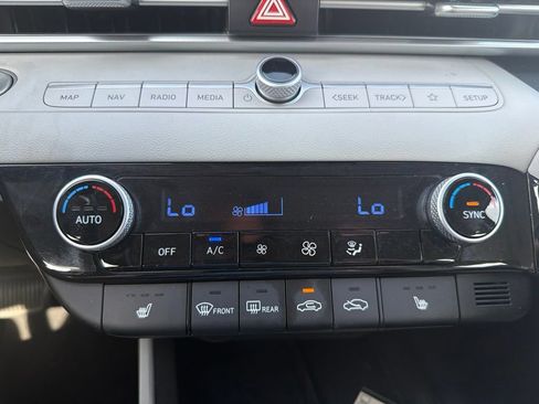 Used 2025 Hyundai Elantra Limited FWD image 21