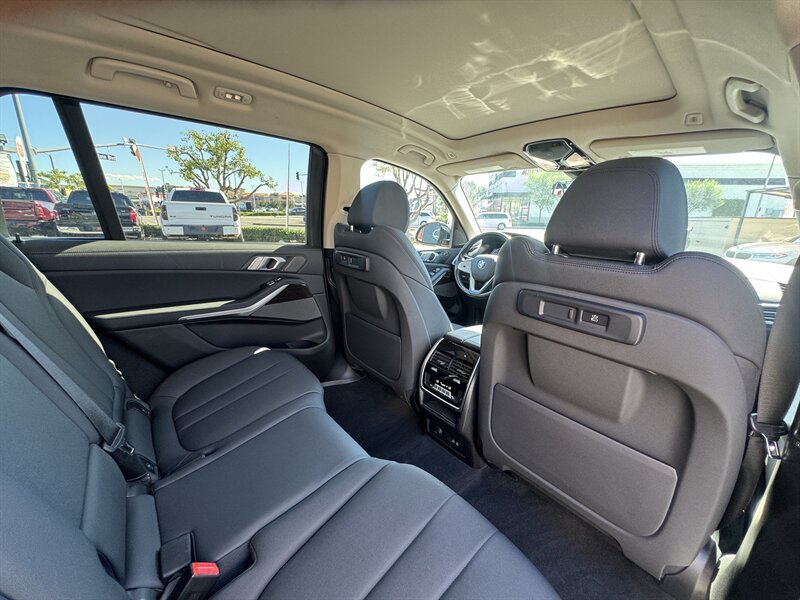 Used 2020 BMW X7 xDrive40i w/ Premium Package AWD/4WD image 38