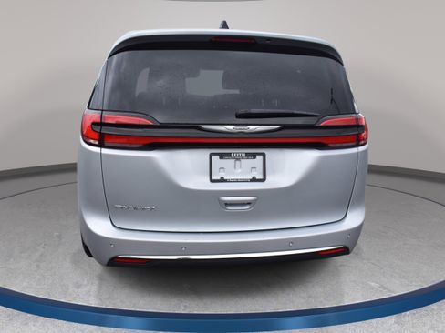 Used 2023 Chrysler Pacifica Touring-L FWD image 8