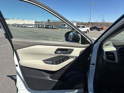 Used 2023 Nissan Rogue SL image 25