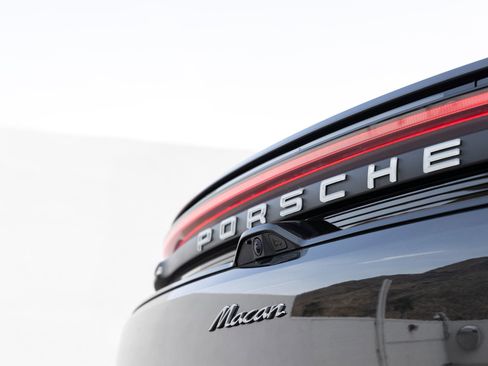 Certified 2025 Porsche Macan Electric image 12