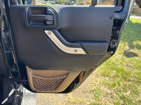 Used 2014 Jeep Wrangler Unlimited Sahara w/ Dual Top Group AWD/4WD image 31