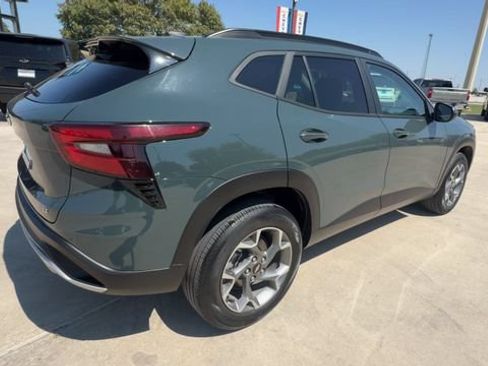 Used 2025 Chevrolet Trax LT FWD image 8