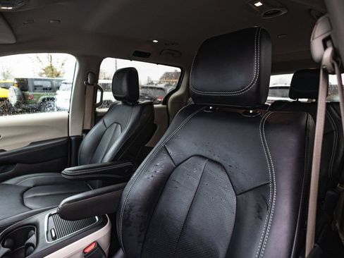 Used 2024 Chrysler Pacifica Touring-L image 22