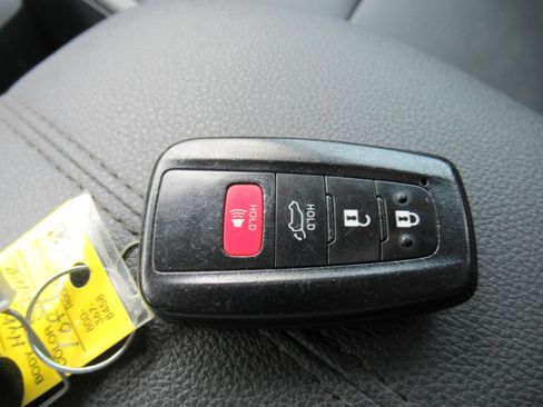 Used 2022 Toyota RAV4 XLE Premium AWD/4WD image 29