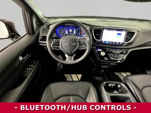 Used 2025 Chrysler Pacifica Select FWD image 8
