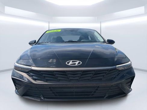 Used 2025 Hyundai Elantra SE FWD image 8