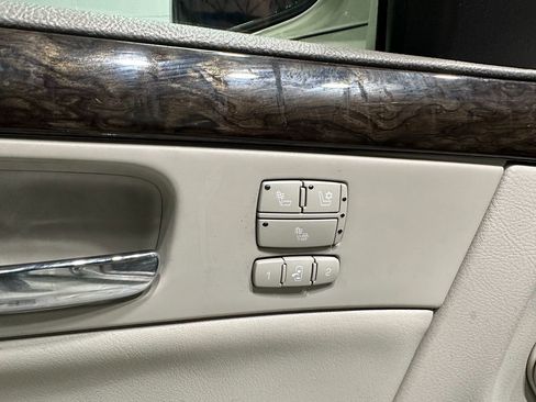 Used 2010 Cadillac DTS Luxury image 28