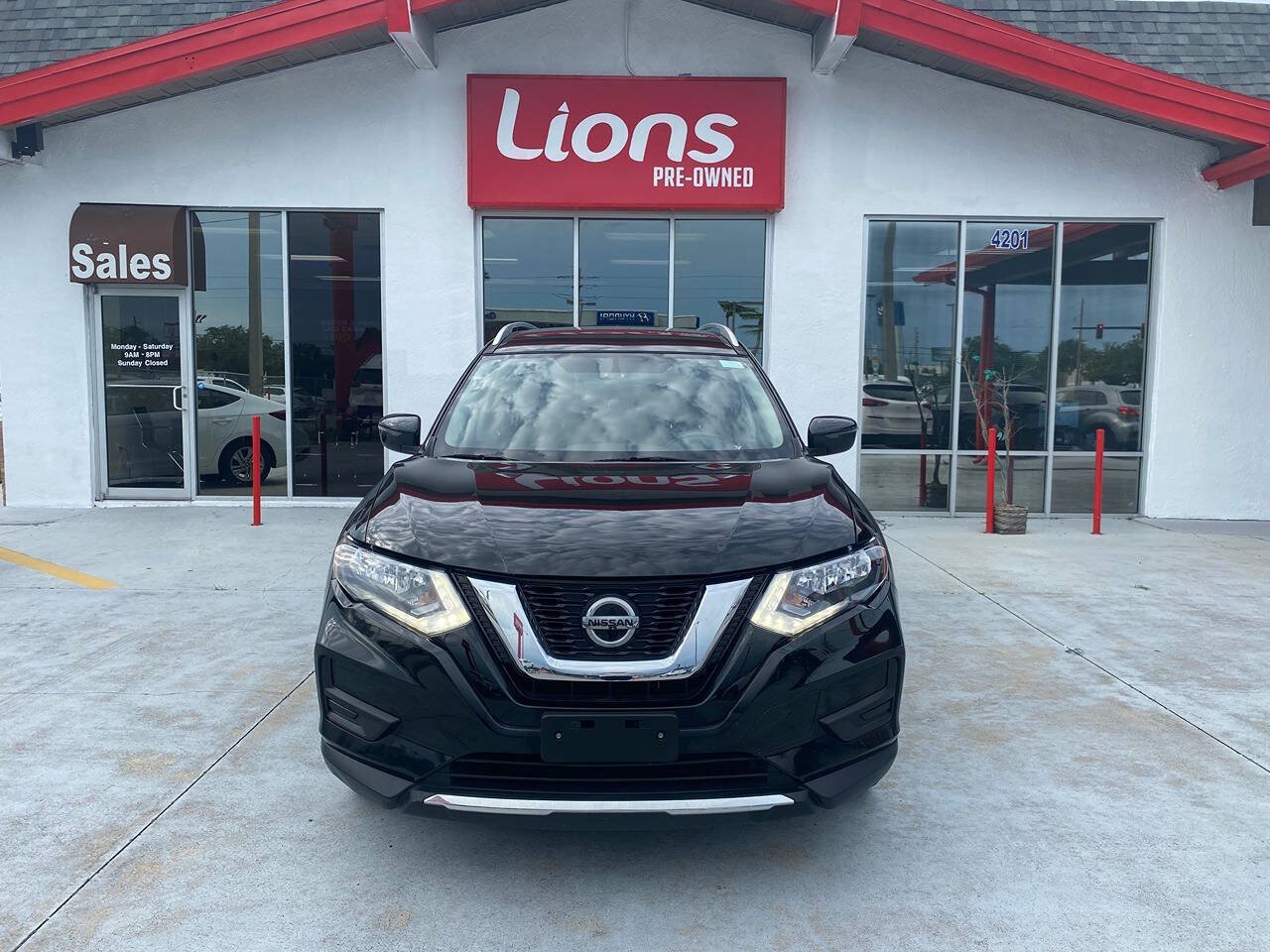 Used 2018 Nissan Rogue SV AWD/4WD image 1