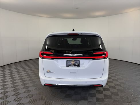 Used 2024 Chrysler Pacifica Touring-L image 10