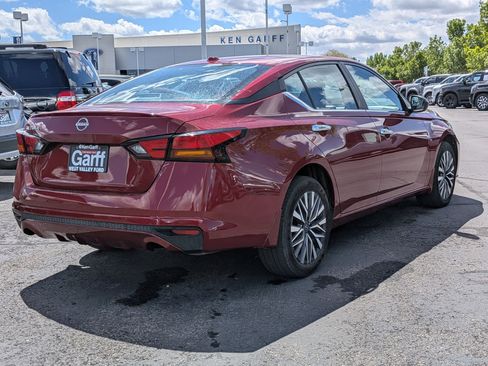 Used 2025 Nissan Altima 2.5 SV AWD/4WD image 3