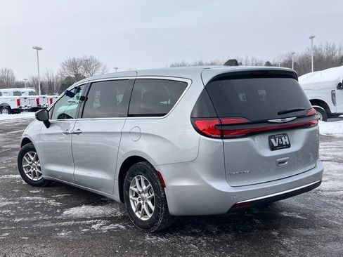 Used 2024 Chrysler Pacifica Touring-L image 22