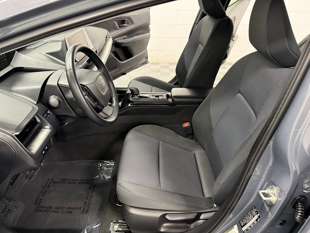 Used 2025 Toyota Prius LE FWD image 10