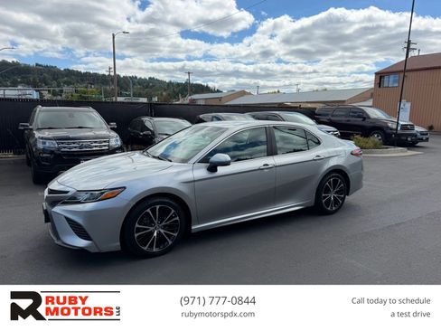 Used 2018 Toyota Camry SE FWD image 1