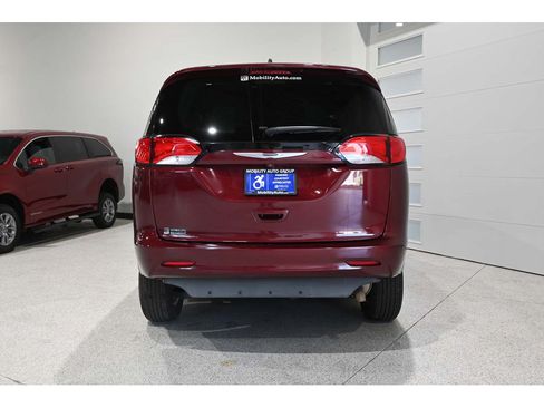 Used 2021 Chrysler Voyager Lxi FWD image 7