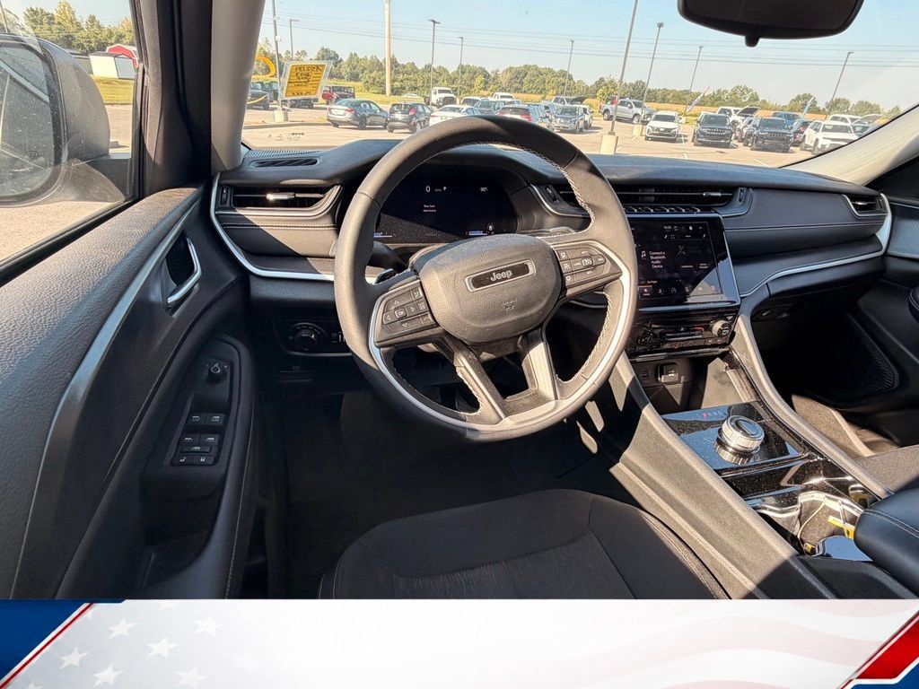 Used 2023 Jeep Grand Cherokee Laredo AWD/4WD image 15