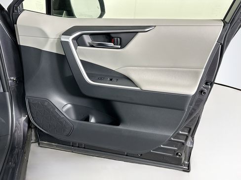 Used 2025 Toyota RAV4 XLE image 30