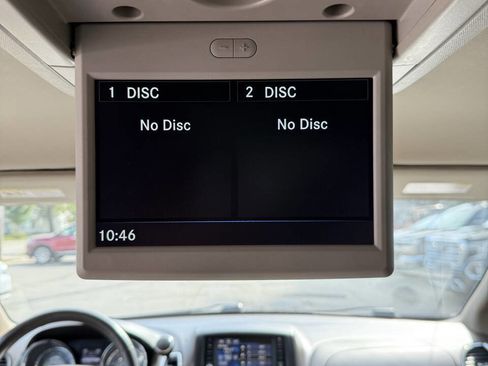 Used 2016 Chrysler Town & Country Touring w/ Driver Convenience Group image 35