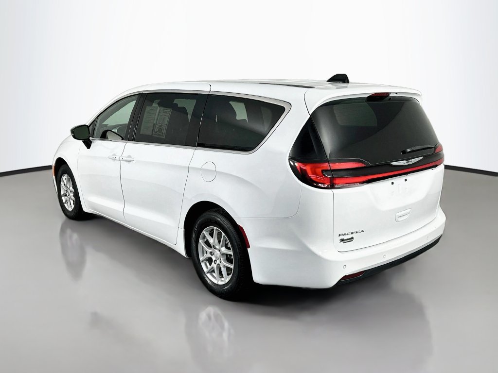 Used 2025 Chrysler Pacifica Select FWD image 5