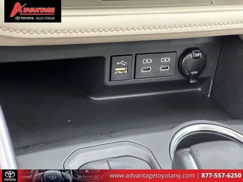 Used 2023 Toyota Highlander XLE AWD/4WD image 36