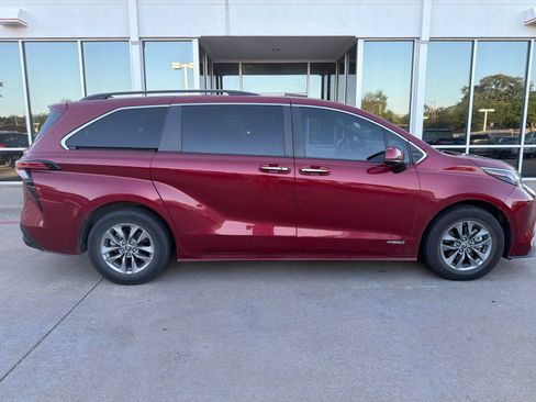 Used 2021 Toyota Sienna XLE FWD image 4