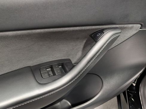 Used 2022 Tesla Model Y Long Range image 16