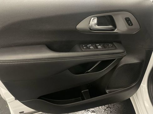 Used 2025 Chrysler Pacifica Select FWD image 15