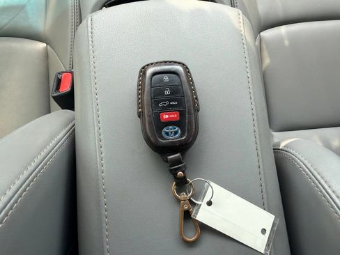 Used 2022 Toyota Venza XLE AWD/4WD image 29