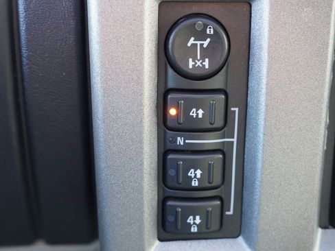 Used 2004 HUMMER H2 w/ Preferred Equipment Group image 33