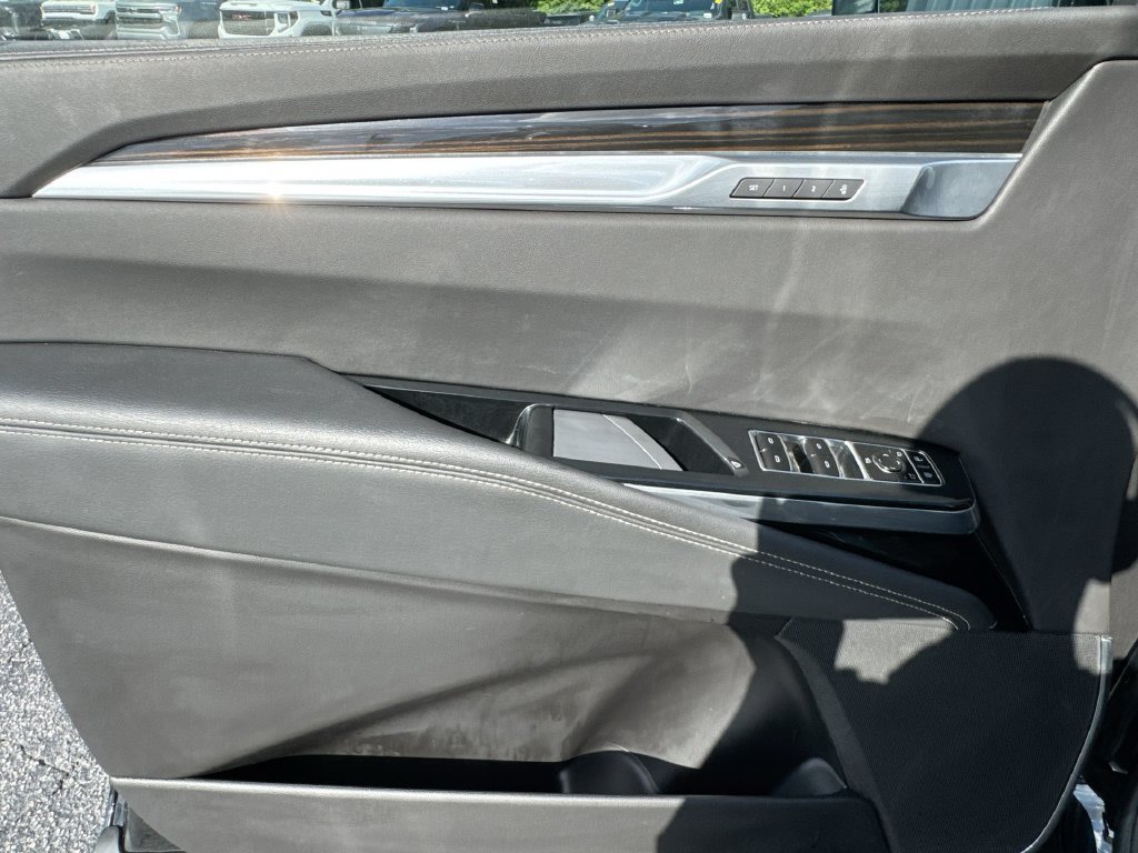 Used 2025 Cadillac Escalade ESV Luxury RWD image 15