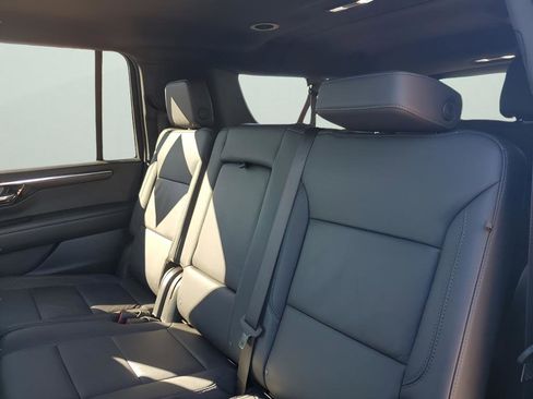 Used 2025 Chevrolet Suburban Z71 image 19