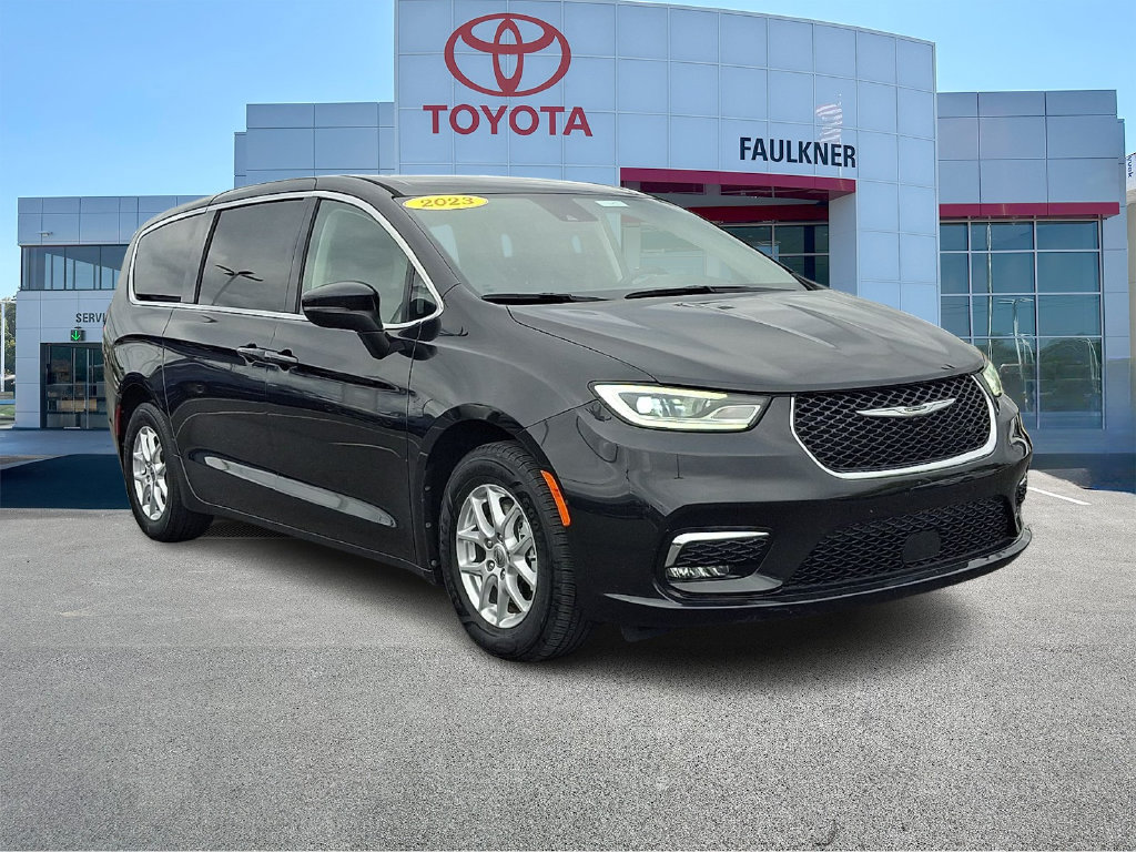 Used 2023 Chrysler Pacifica Touring-L FWD image 1