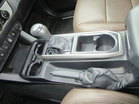 Used 2017 Toyota Tacoma Limited image 35