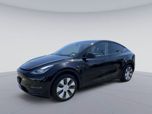 Used 2023 Tesla Model Y Long Range AWD/4WD image 1