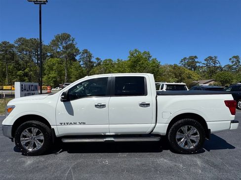 Used 2018 Nissan Titan SV w/ SV Convenience Package image 5